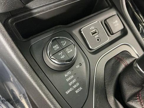 Used 2019 Jeep Cherokee Trailhawk AWD/4WD image 33