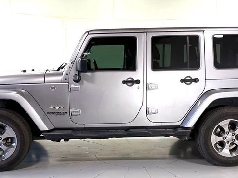 Used 2017 Jeep Wrangler Unlimited Sahara w/ Connectivity Group image 9