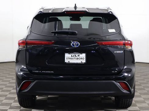 Used 2022 Toyota Highlander XLE AWD/4WD image 13