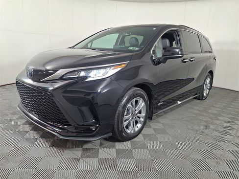 Used 2021 Toyota Sienna XSE w/ XSE Plus Package image 6