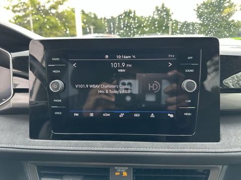 Used 2025 Volkswagen Taos SE image 17