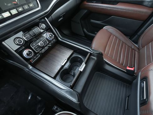 Used 2023 GMC Yukon XL Denali Ultimate image 11