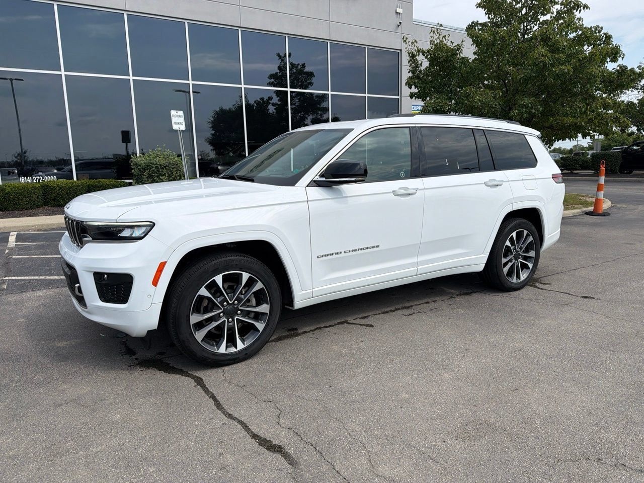 Used 2022 Jeep Grand Cherokee L Overland w/ Advanced Protech Group III AWD/4WD image 4