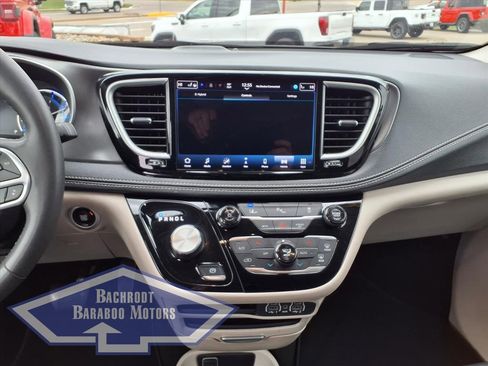 Used 2024 Chrysler Pacifica Select image 24