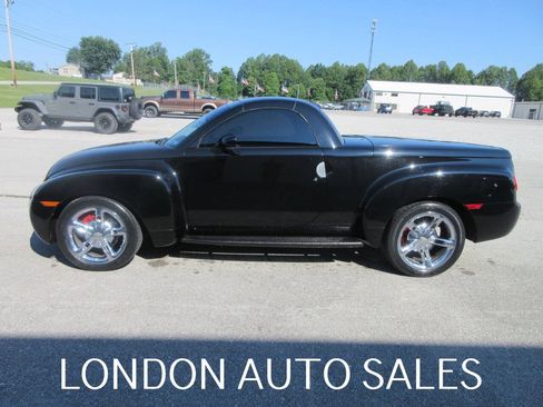 Used 2004 Chevrolet SSR w/ Preferred Equipment Group RWD image 3