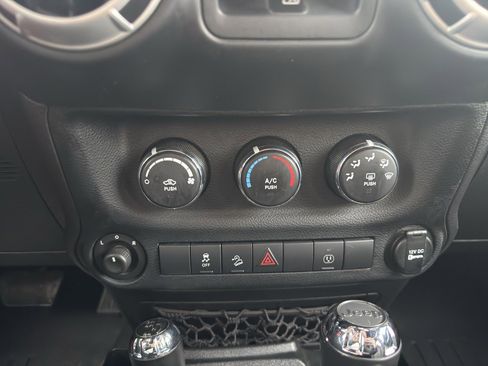 Used 2014 Jeep Wrangler Unlimited Sahara w/ Connectivity Group image 17