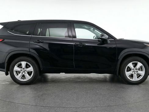 Used 2025 Toyota Highlander LE FWD image 11