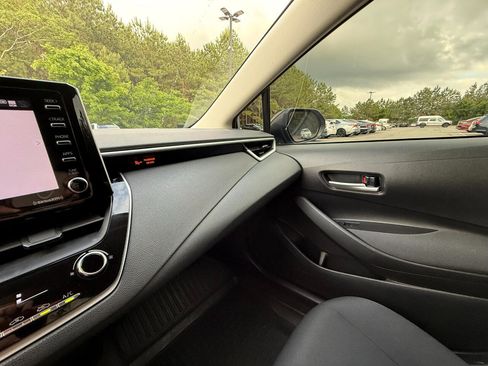 Used 2021 Toyota Corolla LE image 23