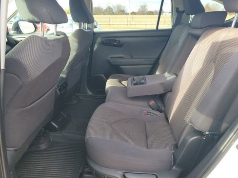 Used 2023 Toyota Highlander L image 16