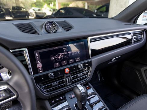 Certified 2025 Porsche Macan image 35