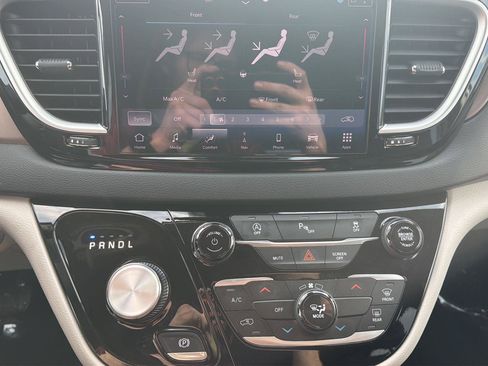 Used 2024 Chrysler Voyager LX image 24