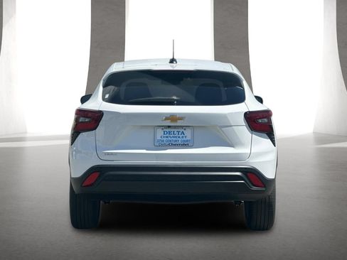 New 2026 Chevrolet Trax LS w/ LS Convenience Package FWD image 5