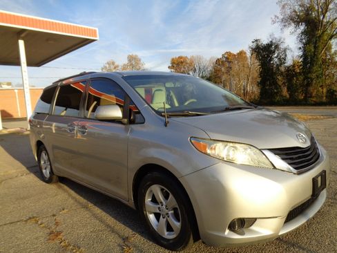 Used 2012 Toyota Sienna LE image 3