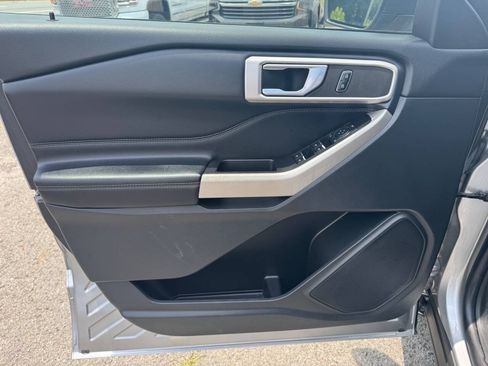 Used 2021 Ford Explorer XLT w/ Equipment Group 202A RWD image 9