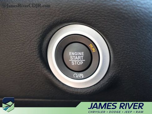 Used 2025 Chrysler Pacifica Limited FWD image 32