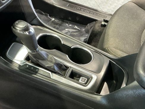 Used 2020 Chevrolet Equinox LT w/ Driver Convenience Package image 7