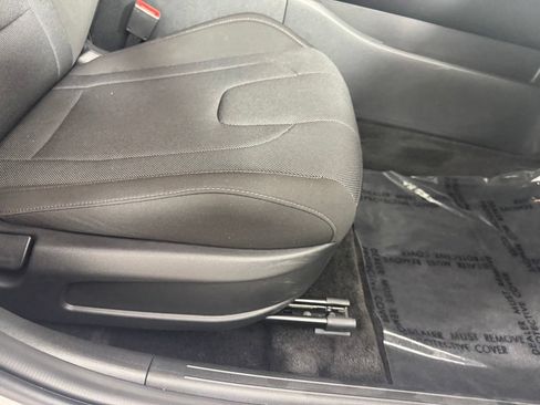 Used 2025 Hyundai Elantra SE FWD image 33