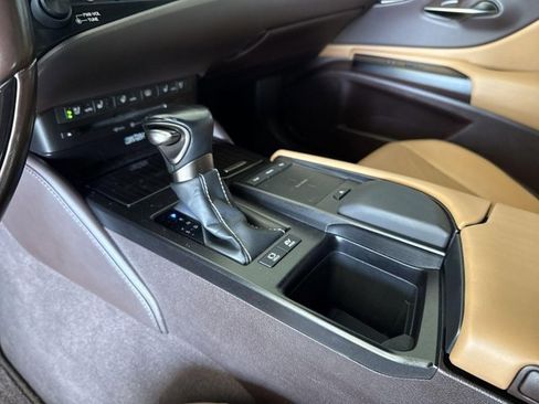 Used 2019 Lexus ES 300h w/ Accessory Package 2 FWD image 21