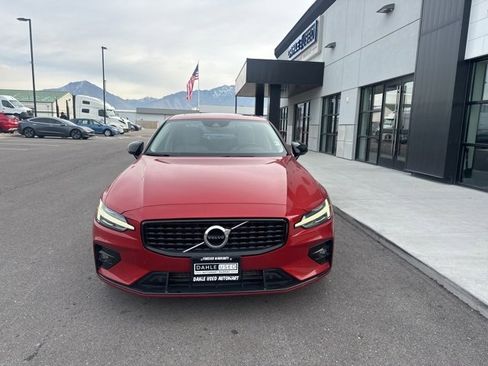 Used 2021 Volvo S60 T5 Momentum image 2