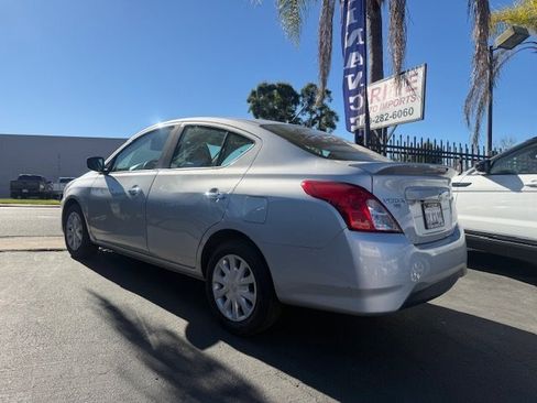 Used 2019 Nissan Versa SV image 5