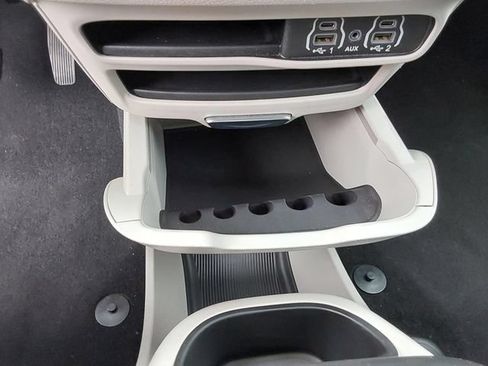 Used 2024 Chrysler Pacifica Touring-L FWD image 37