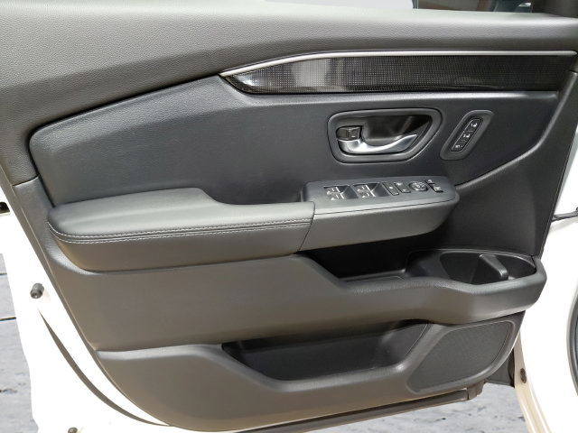 Used 2025 Honda Pilot Elite image 24