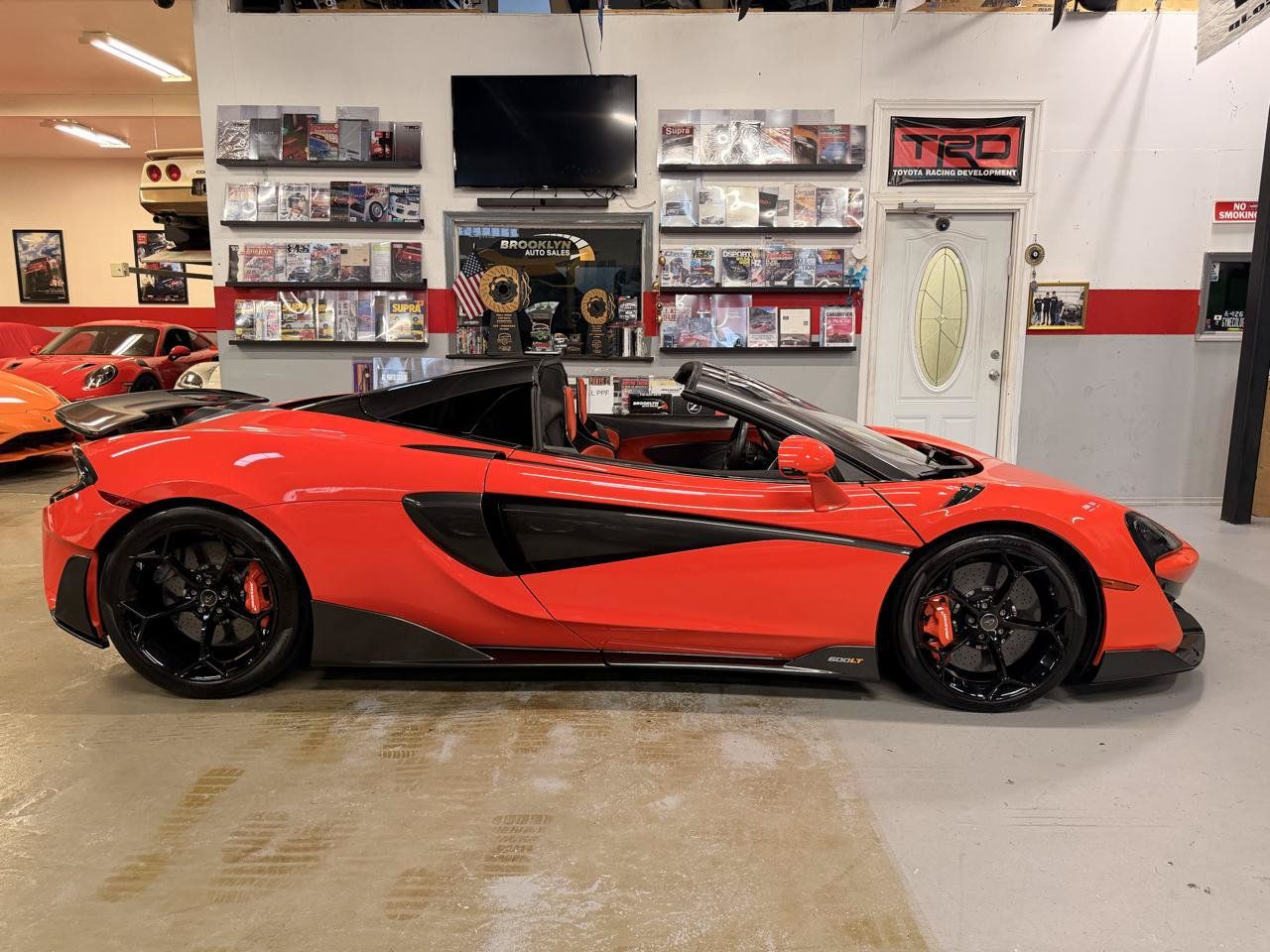 Used 2020 McLaren 600LT Spider RWD image 4