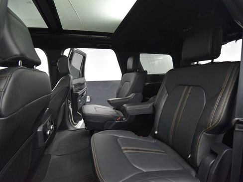Used 2024 Ford Expedition Platinum image 38