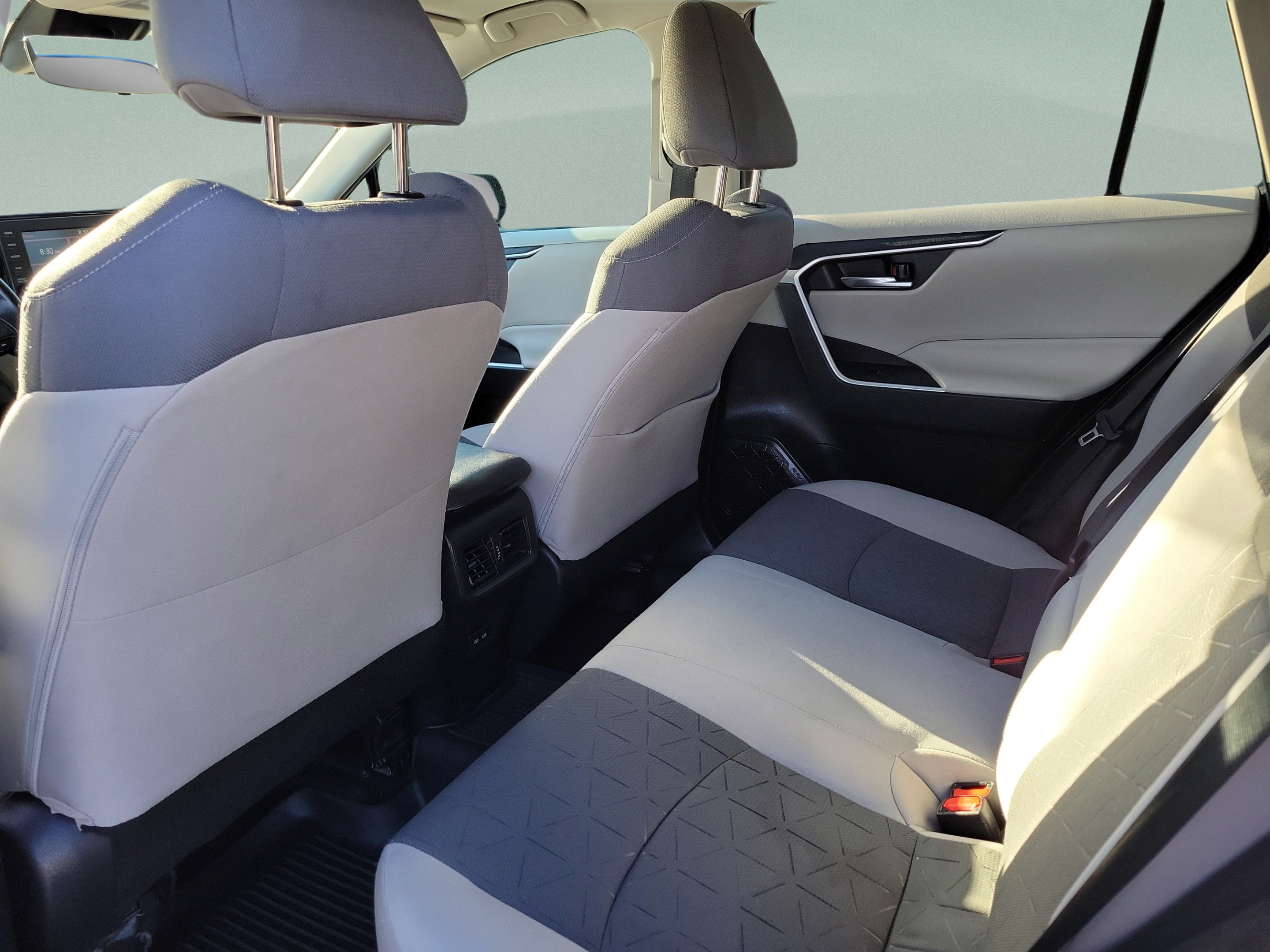 Used 2022 Toyota RAV4 XLE w/ Convenience Package FWD image 6