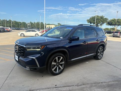 Certified 2025 Honda Pilot Touring image 4