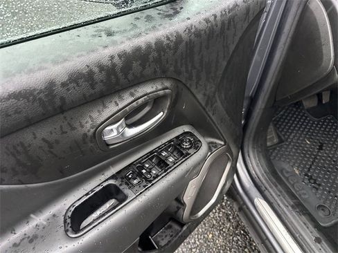 Used 2022 Jeep Renegade Latitude image 14