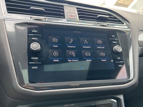 Used 2023 Volkswagen Tiguan SE image 32