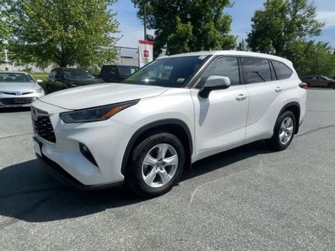 Used 2021 Toyota Highlander LE AWD/4WD image 4