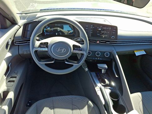 Certified 2025 Hyundai Elantra SE image 11