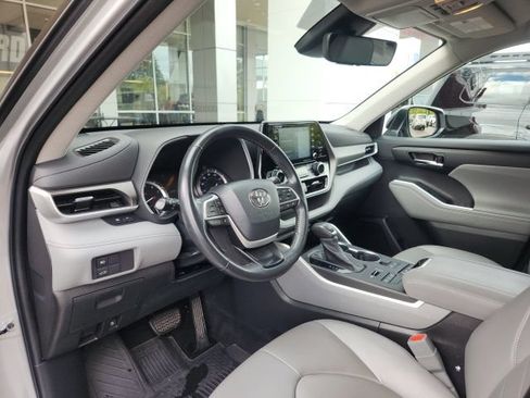 Used 2022 Toyota Highlander XLE AWD/4WD image 14