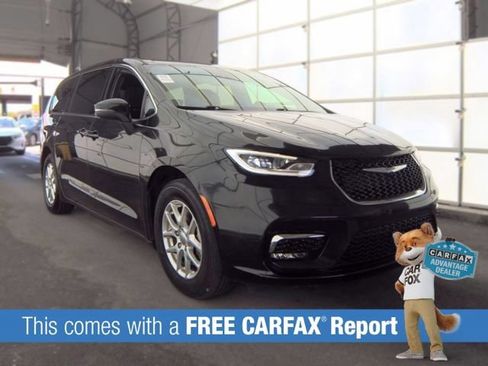 Used 2023 Chrysler Pacifica Touring FWD image 2