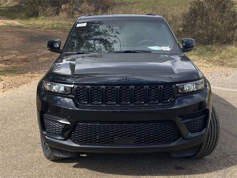 New 2025 Jeep Grand Cherokee Altitude image 2
