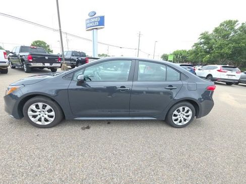 Used 2026 Toyota Corolla LE FWD image 5