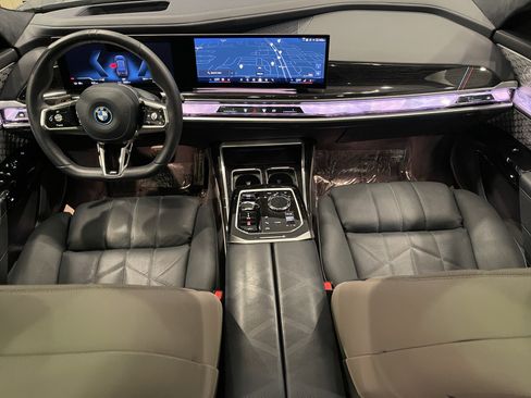 Used 2024 BMW i7 xDrive60 w/ Executive Package image 17