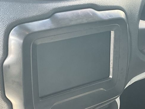Used 2018 Jeep Renegade Latitude FWD image 10
