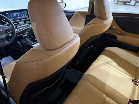 Used 2025 Lexus ES 300h w/ Premium Package image 30