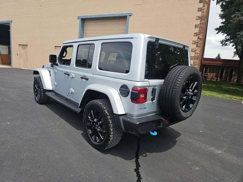 Used 2022 Jeep Wrangler Unlimited Sahara w/ Cold Weather Group AWD/4WD image 3