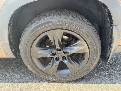 Certified 2019 Toyota Highlander Limited AWD/4WD image 26