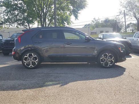 Used 2023 Kia Niro EX Touring FWD image 4