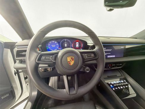 Certified 2025 Porsche Macan 4 Electric RWD image 20