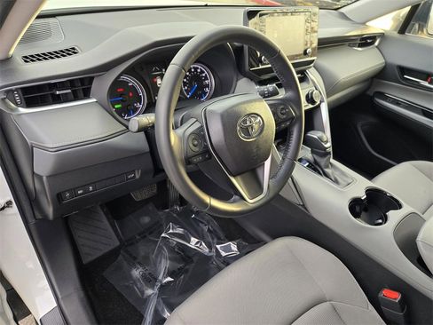Used 2021 Toyota Venza image 18
