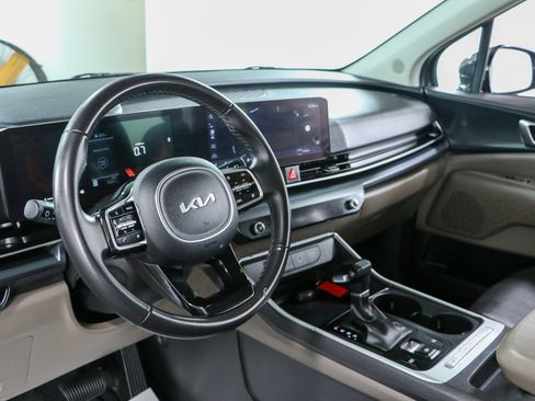 Used 2025 Kia Carnival FWD image 22