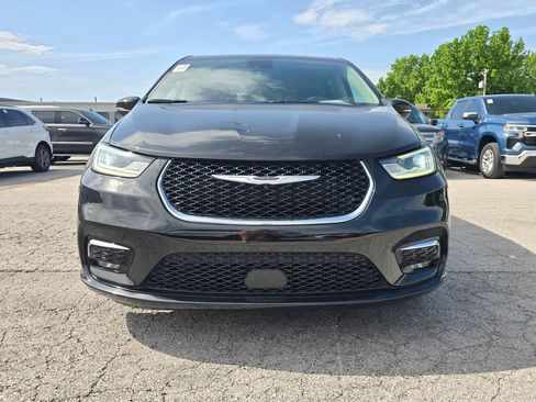Used 2023 Chrysler Pacifica Touring-L FWD image 2