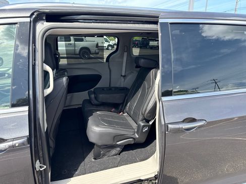 Used 2017 Chrysler Pacifica Touring-L Plus FWD image 10