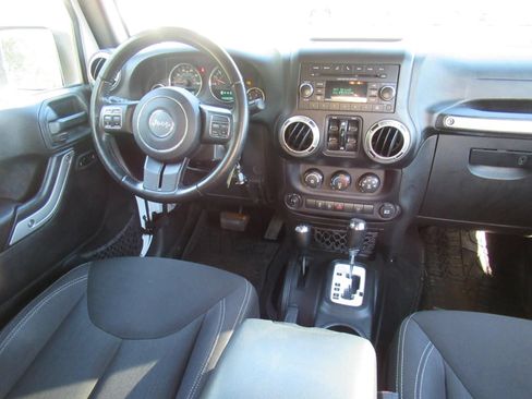 Used 2017 Jeep Wrangler Unlimited Sahara w/ Connectivity Group AWD/4WD image 14